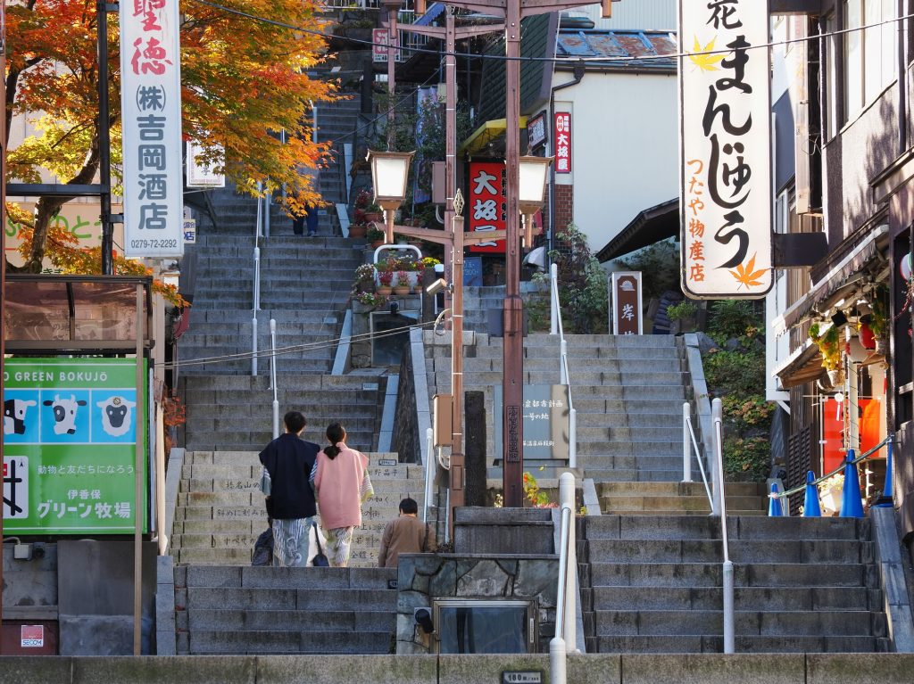 計365段の石段は伊香保温泉街のシンボル