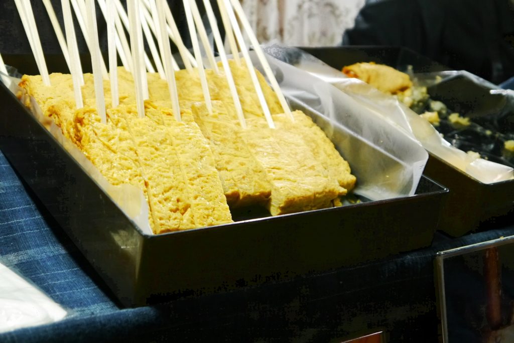 中にしらすがみっちりと入った「湘南しらすの玉子焼き」380円（税込み）