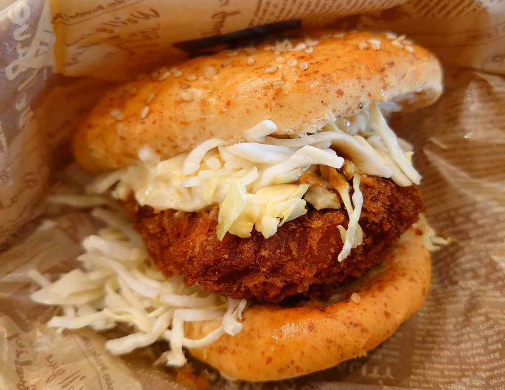 ひとつ食べるとまたひとつ食べたくなる「特製大山メンチバーガー」450円(税込み)守谷SA(下り)で山形が撮影