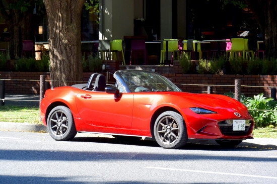 ホロを開ければスタイリッシュなオープンカーに。