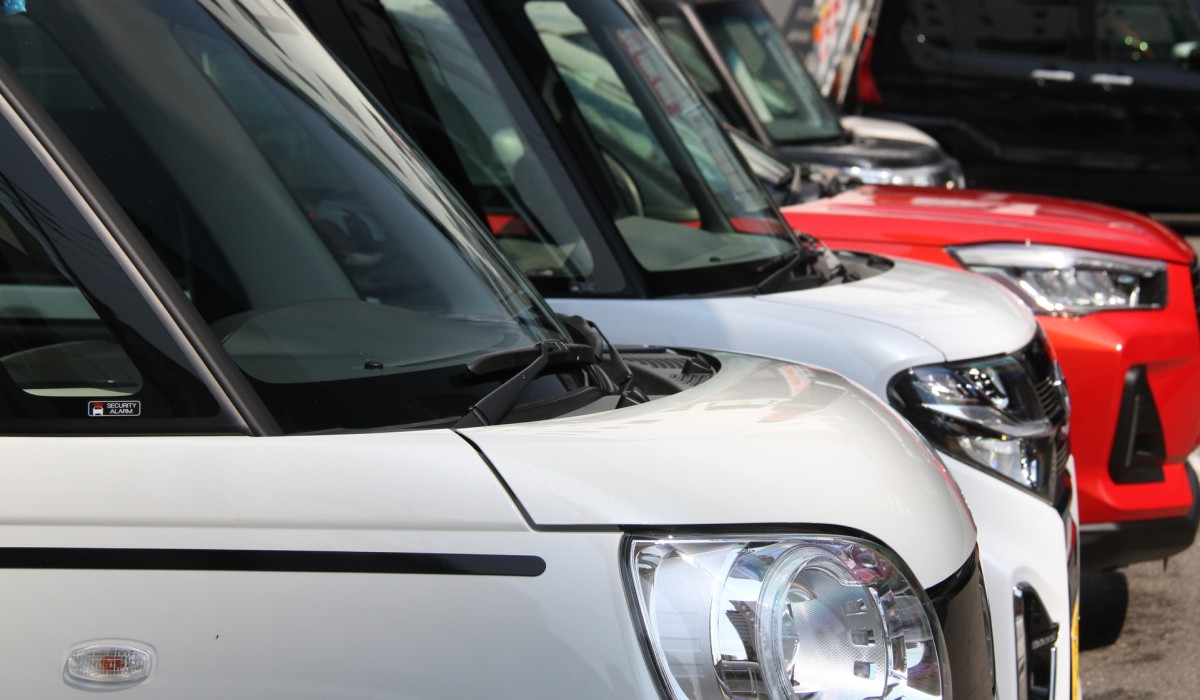 多様なクルマが並んでいる様子