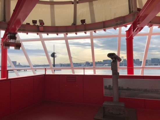 空のブルーとデッキの赤のコントラストが美しい