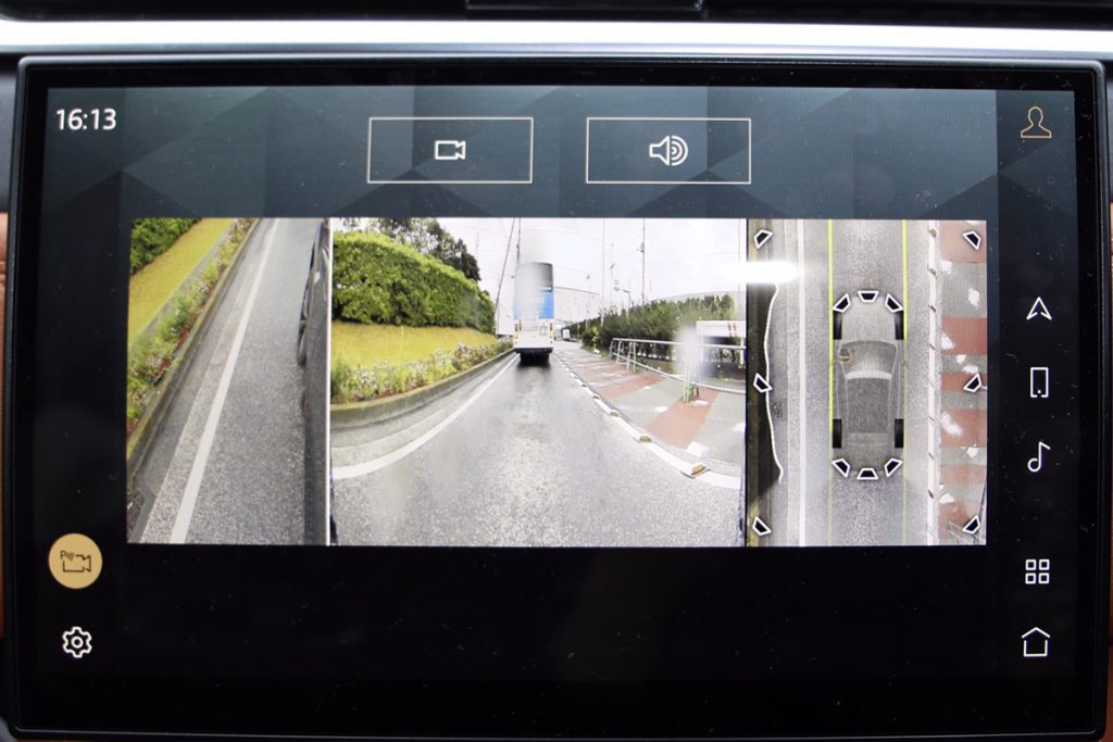  フロントとサイドにもカメラがあり、発進時などに映像を映し出してくれる 