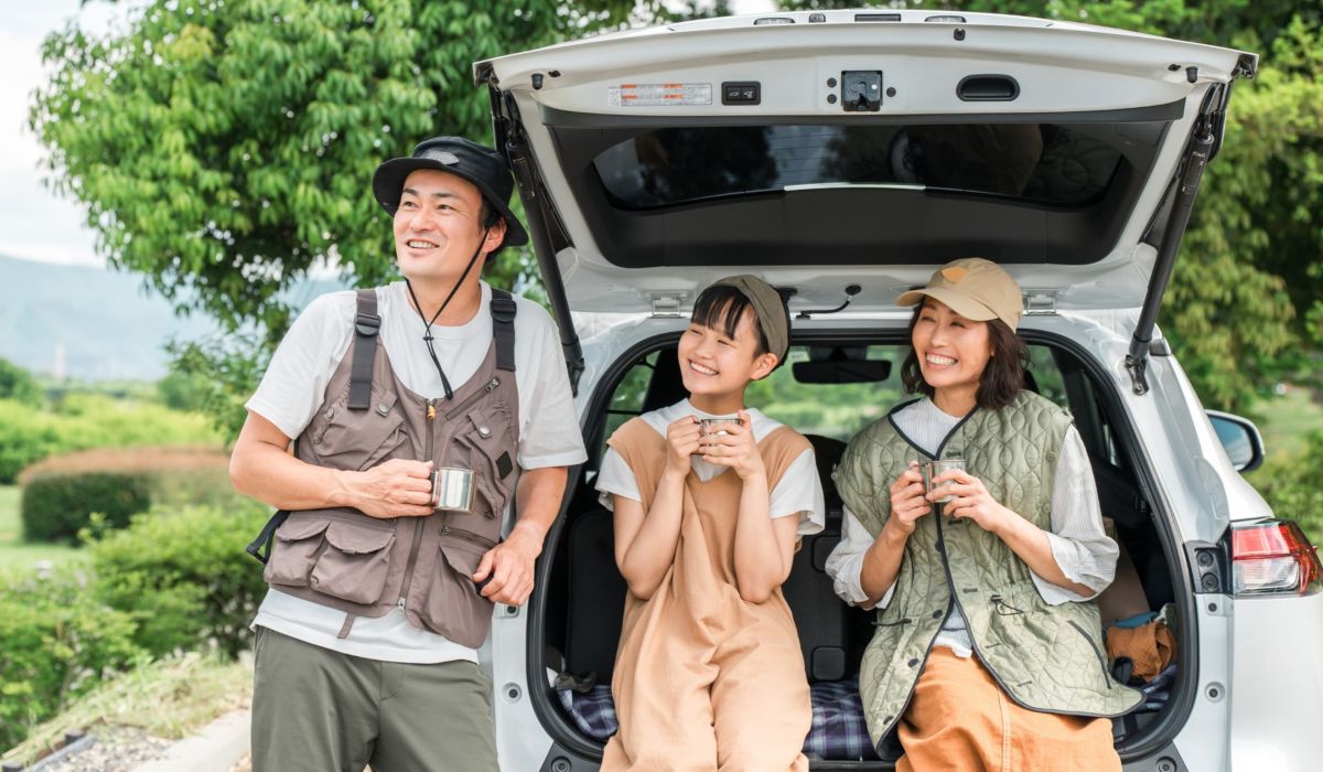 クルマでキャンプに行く家族