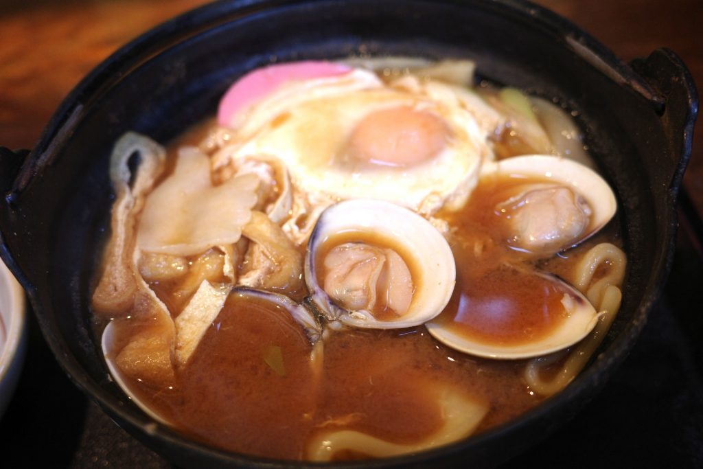 今回注文したのは一番人気だという「味噌煮込みうどん」1,045円（税込み）。具材にはハマグリが使われ、そのだしが味噌になじみ、何ともいえないおいしさ