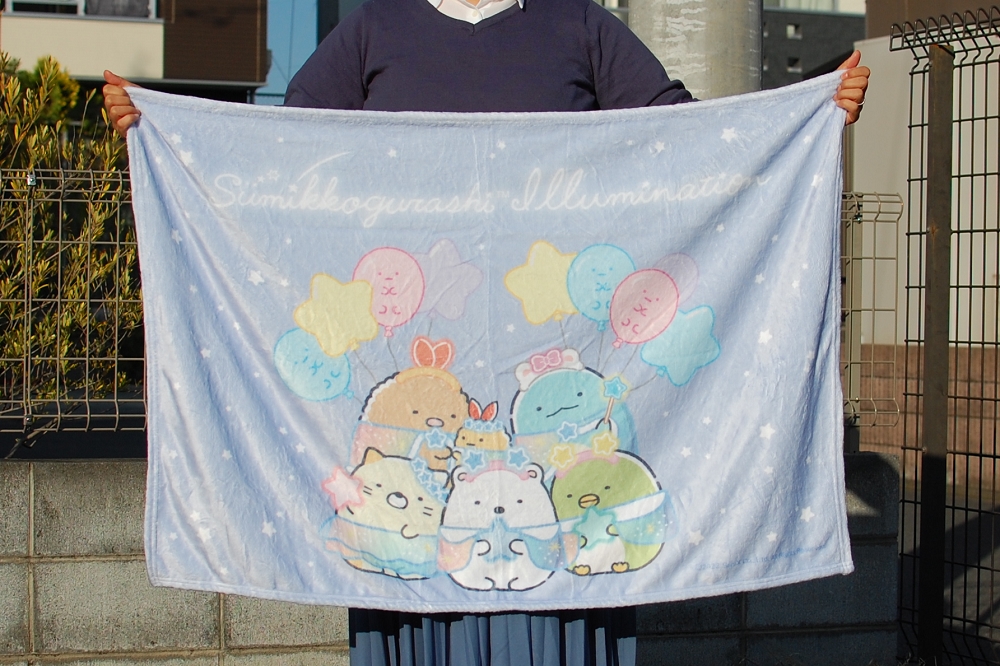 「さがみ湖イルミリオン」限定の「すみっコぐらしブランケット」2,400円（税込み）。イラストは「さがみ湖イルミリオン」のための描き下ろしだそう
