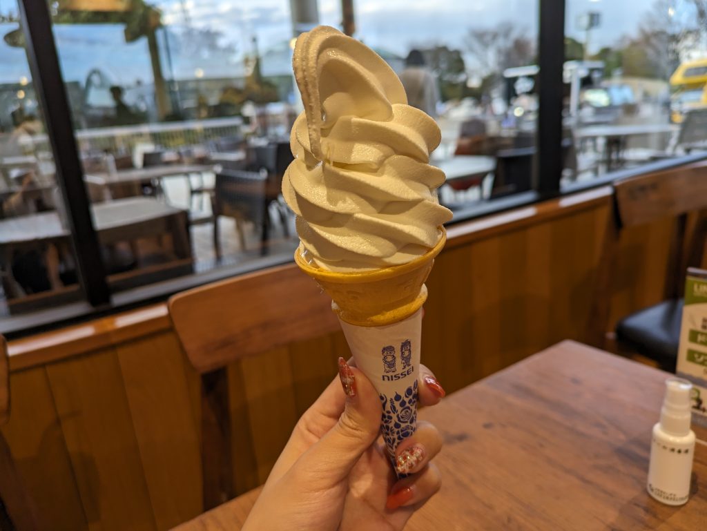 「PARKLIFE CAFE & RESTAURANT」の「バニラソフトクリーム」440円(税込み)