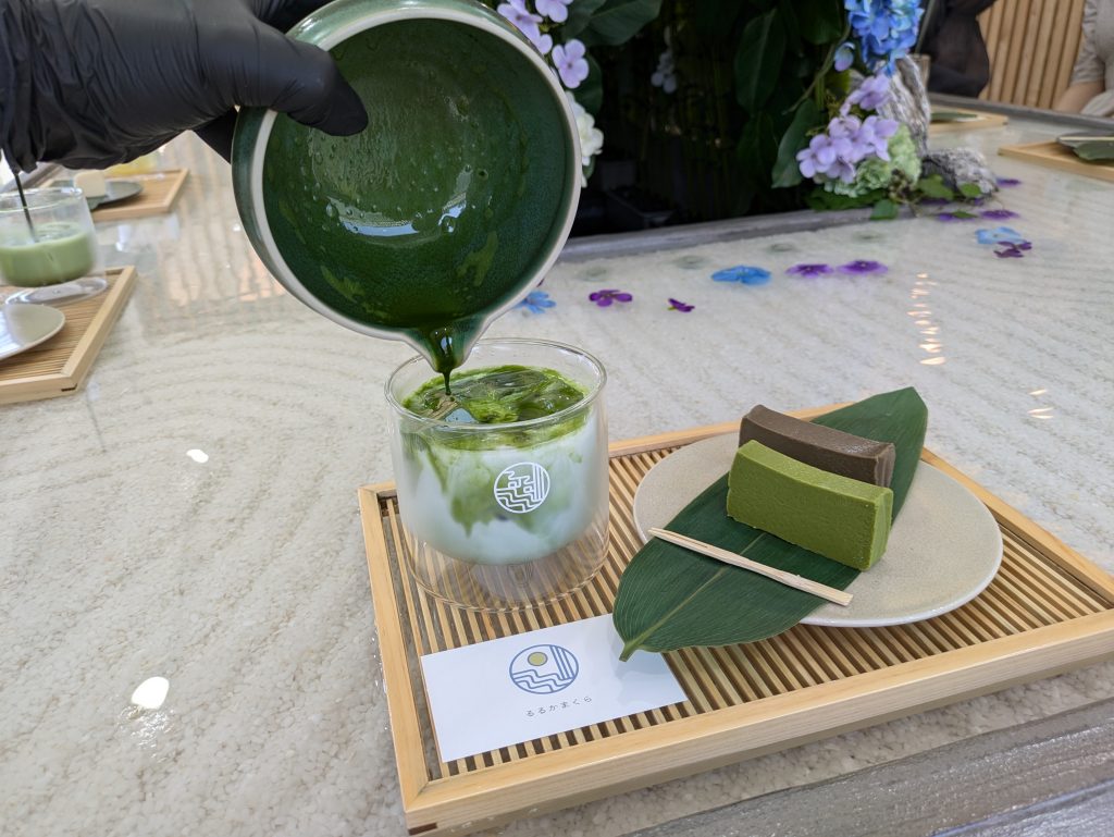 「アイス抹茶ラテ」800円（税込み）は目の前で注いでくれる。「テリーヌ」800円（税込み）は羊羹に見立てた柔らかくしっとりとした味わい。涼やかな雰囲気とともにいただきたい