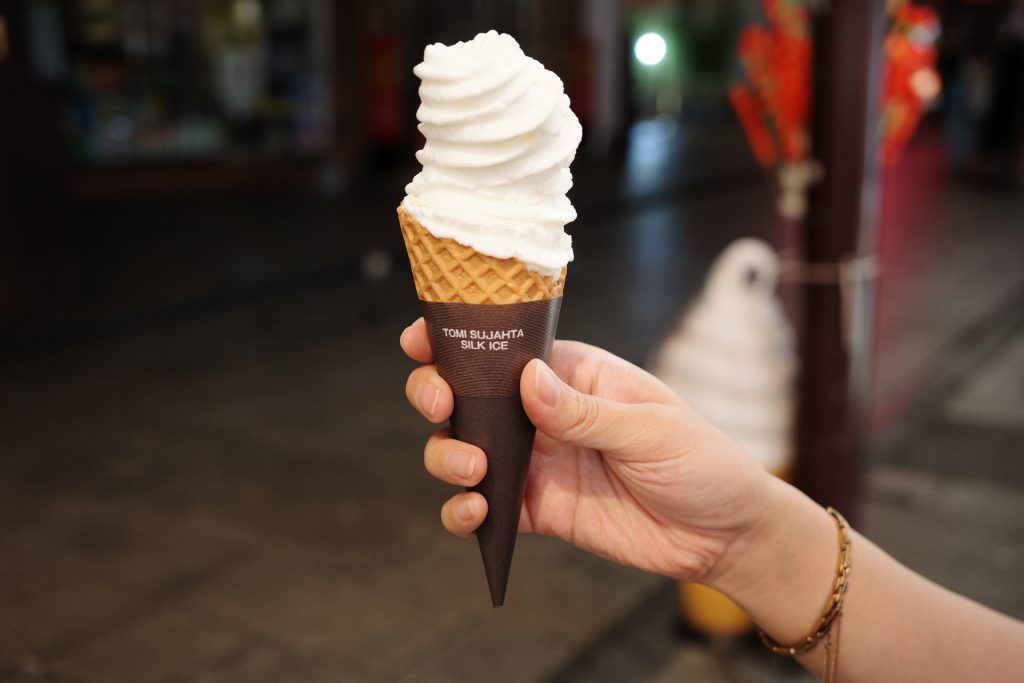 「杏仁アイス」380円(税込み)。夏の夜はアイスが溶けるのが早い!