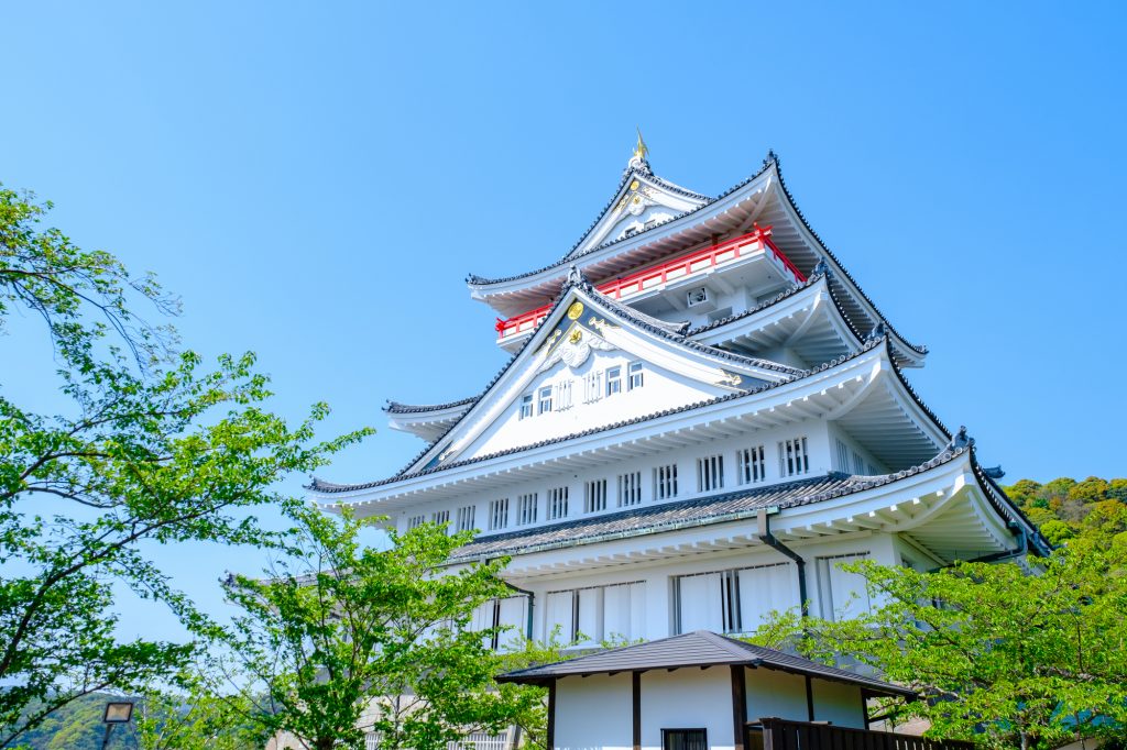 実はここに歴史的に実在したわけではなく、観光のために建てられた城郭