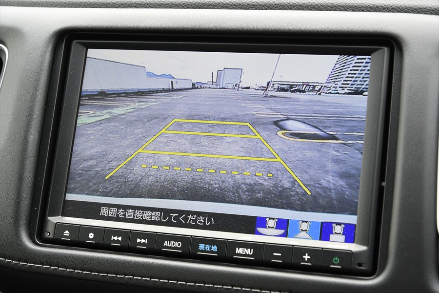  大画面のバックモニターを搭載し、駐車時の後方確認をアシスト 