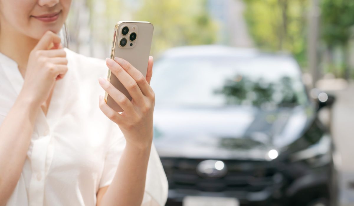 スマートフォンで車を管理する人