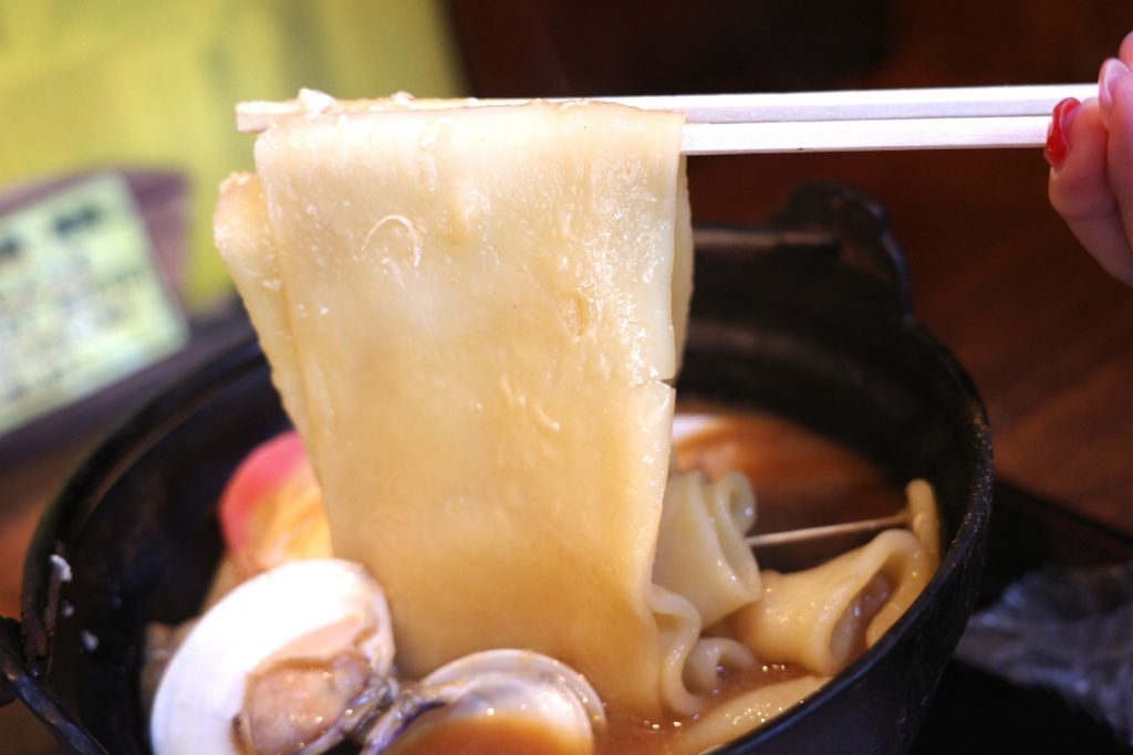 何といっても、特徴はこの幅広の麵！箸で持ち上げるのも大変なほどの重みがあり、どっしりとした歯ざわり・モチモチとした食感がマッチ
