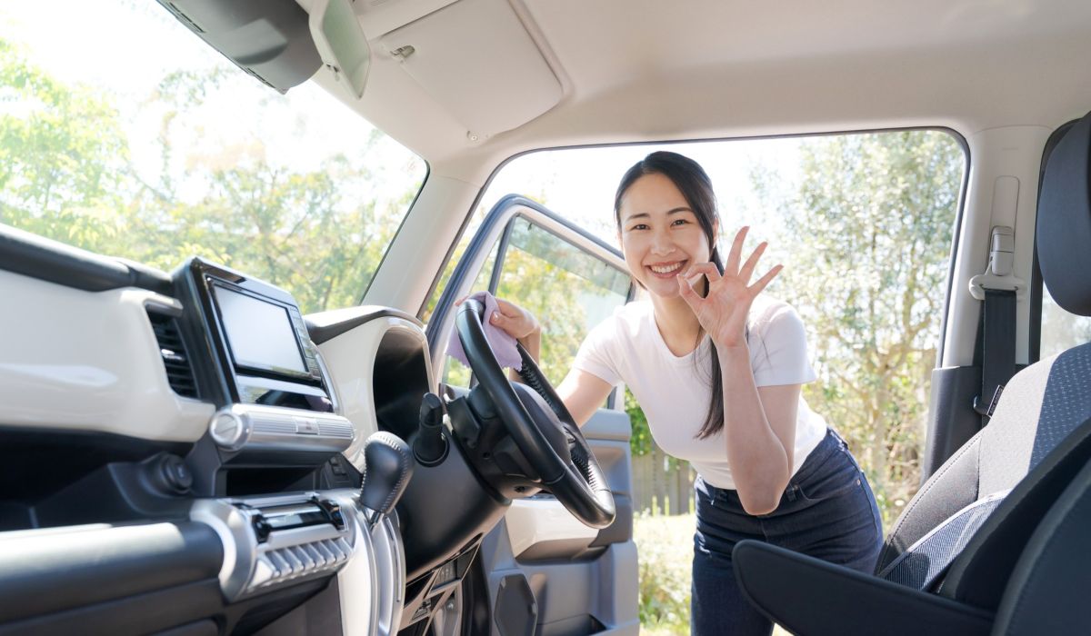 出発前に車内を清掃する人