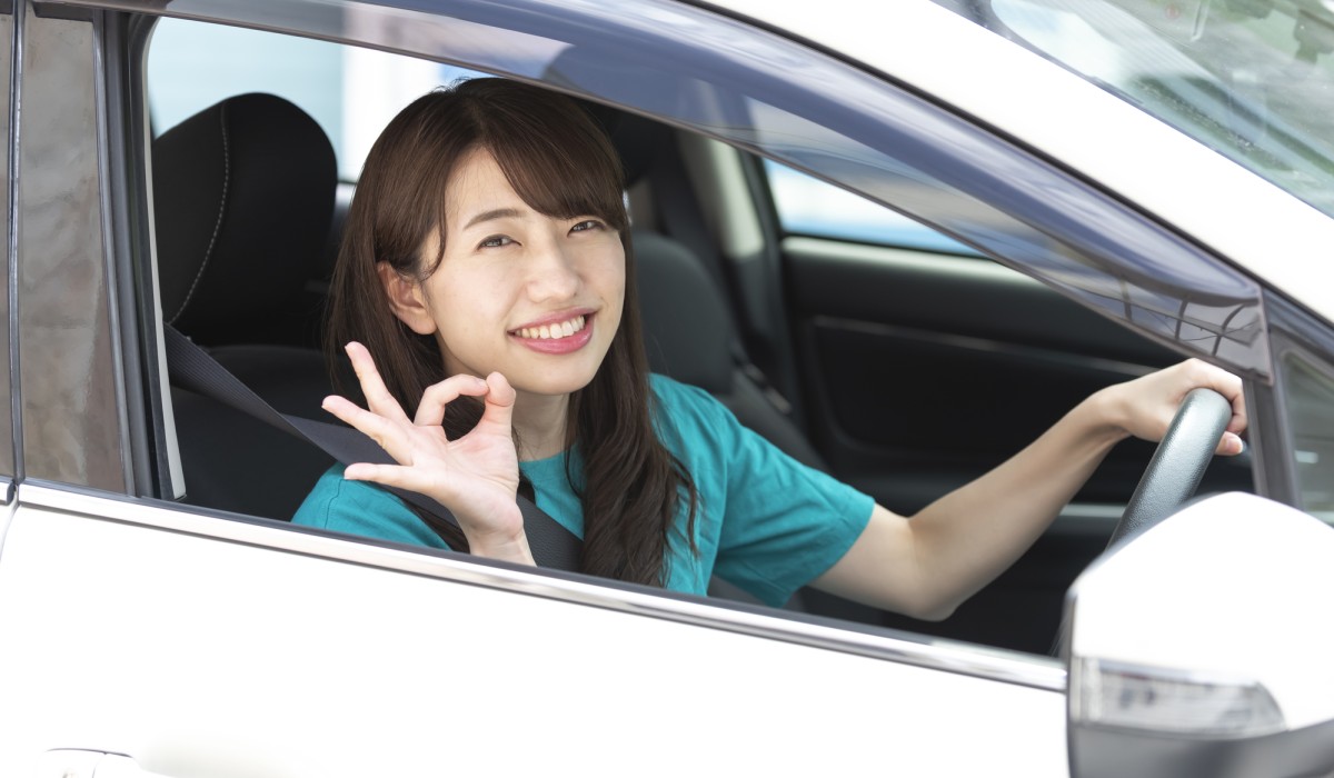 カーシェアリングを利用する女性