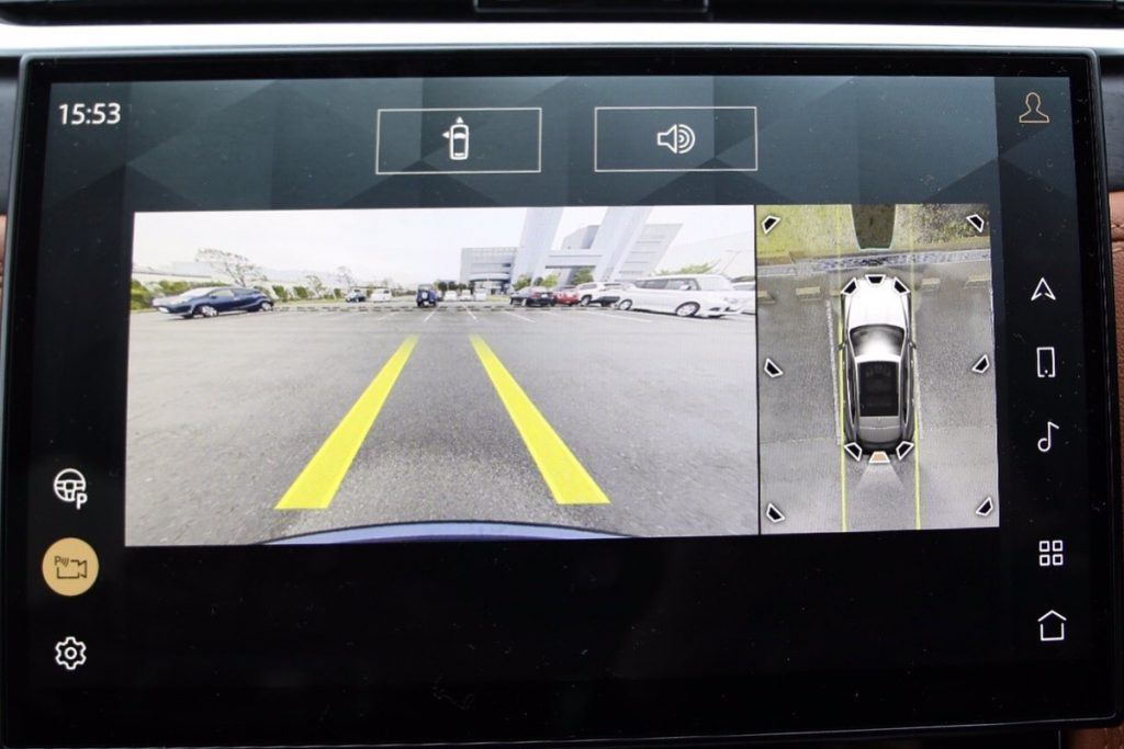  バックモニターだけでなく、上方から俯瞰した映像も見られるため、駐車時は心強い 