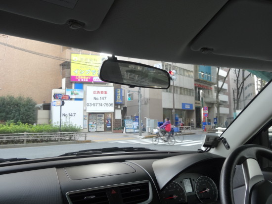曲がるときは横断歩道の前後もよく見る