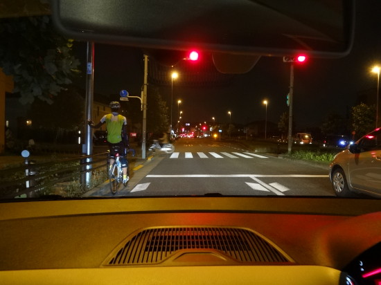 夜は昼間以上に自転車や歩行者が見えづらくなる