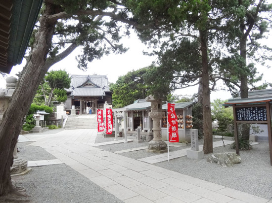 本殿のほか、おせき稲荷、水天宮、庚申塔などがあります