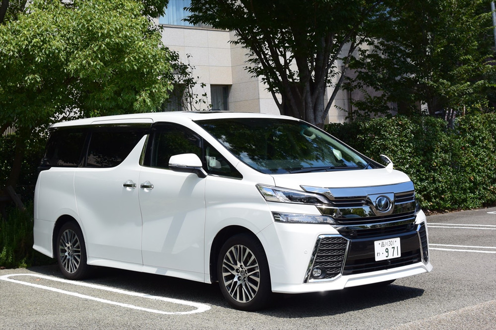 「ヴェルファイア」はフロントまわりのデザインが異なる兄弟車