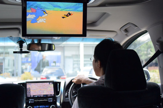 運転席はカーナビを表示、、