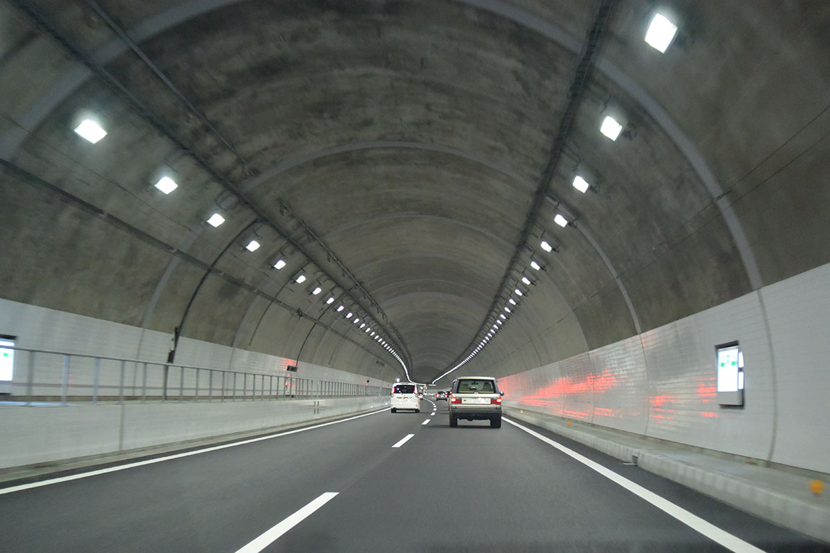 トンネルや空いている道はスピードが上がりがち