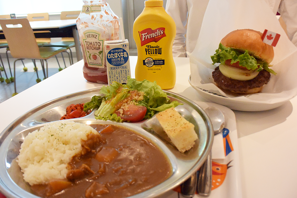 フードコートでいち押しだった「海軍カレー」と「ネイビーバーガー」。ボリューム満点！