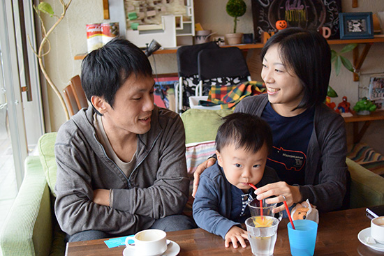 「家からチャイルドシートを運ぶ必要がないので助かります」と若田さんご夫妻