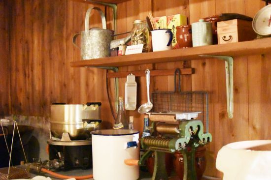 小屋の中は安藤百福が実際に開発に使用した道具が再現されていました
