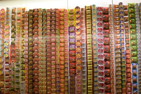 海外版のパッケージや、ほかのメーカーのインスタントラーメンもある