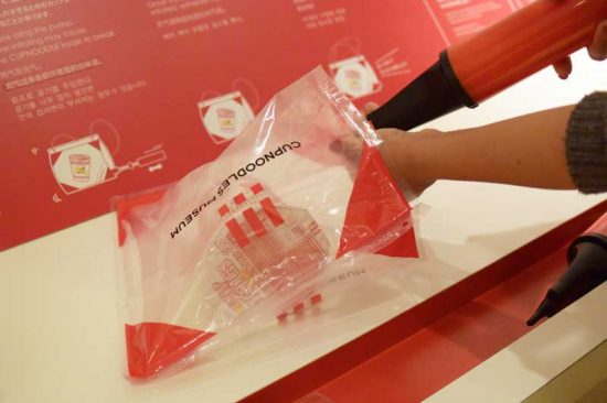 最後に専用のバッグに空気を入れて仕上げます。