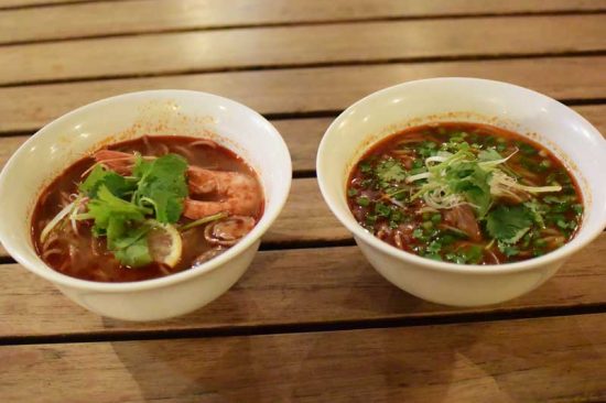 左：タイのトムヤムクンヌードル　右：中国の蘭州牛肉面 