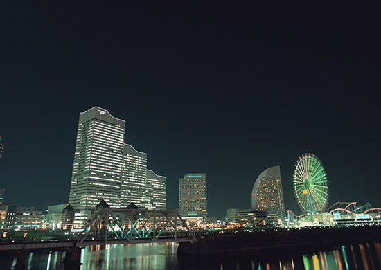 ナイトクルーズとドライブでロマンチックな一夜を
