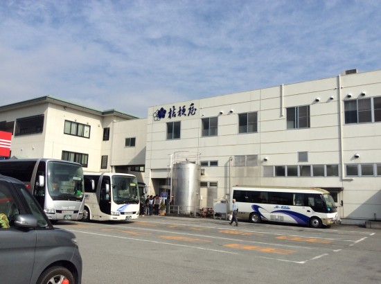 桔梗屋の工場。朝からたくさんの人たちが見学に来ていました