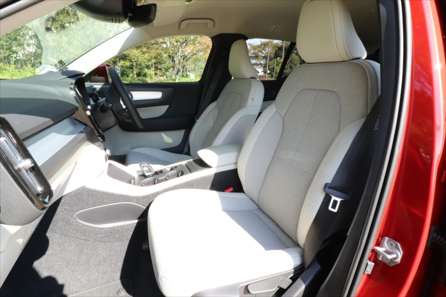  レザーとファブリックが使われているシート。運転席は電動調整式 