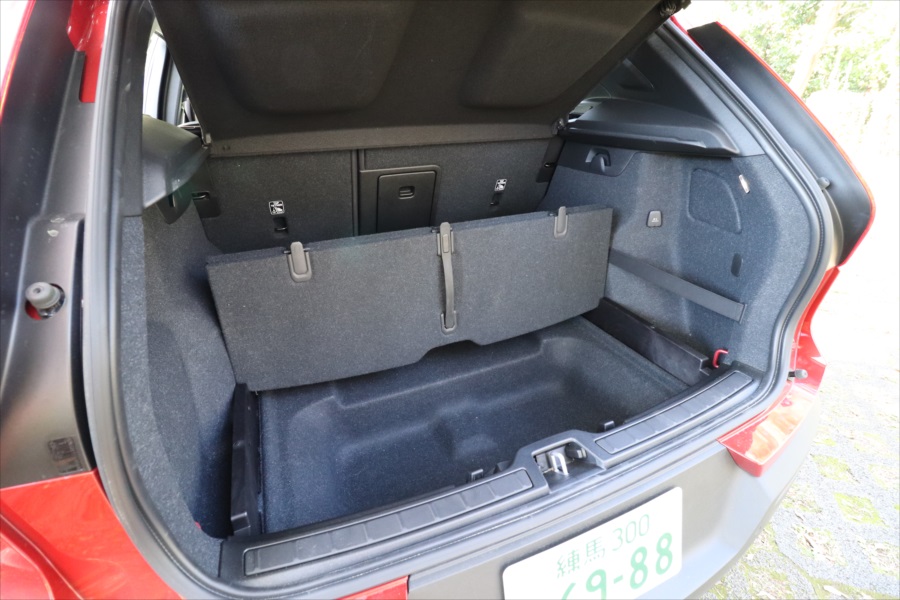  荷室には折りたたみ式のボードがあり、立てるとショッピングバッグをかけられるフックが現れる 