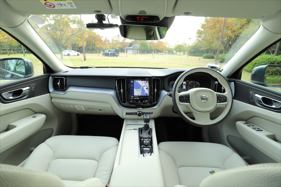  明るいベージュの北欧らしいインテリア。「XC90」に似たラグジュアリーな雰囲気 