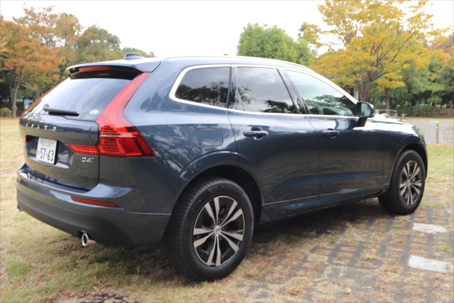  カレコの「XC60」は、D4 AWD Momentumというディーゼルエンジンで4WDのグレード 