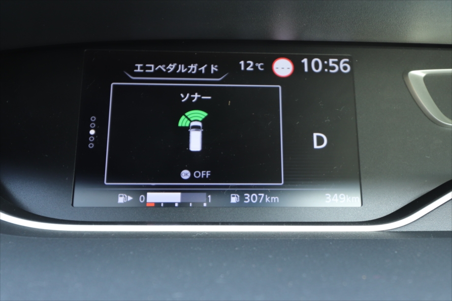 さらにセンターシートを前にスライドさせれば、中央に空間ができ、3列目のシートへ移動しやすくなる