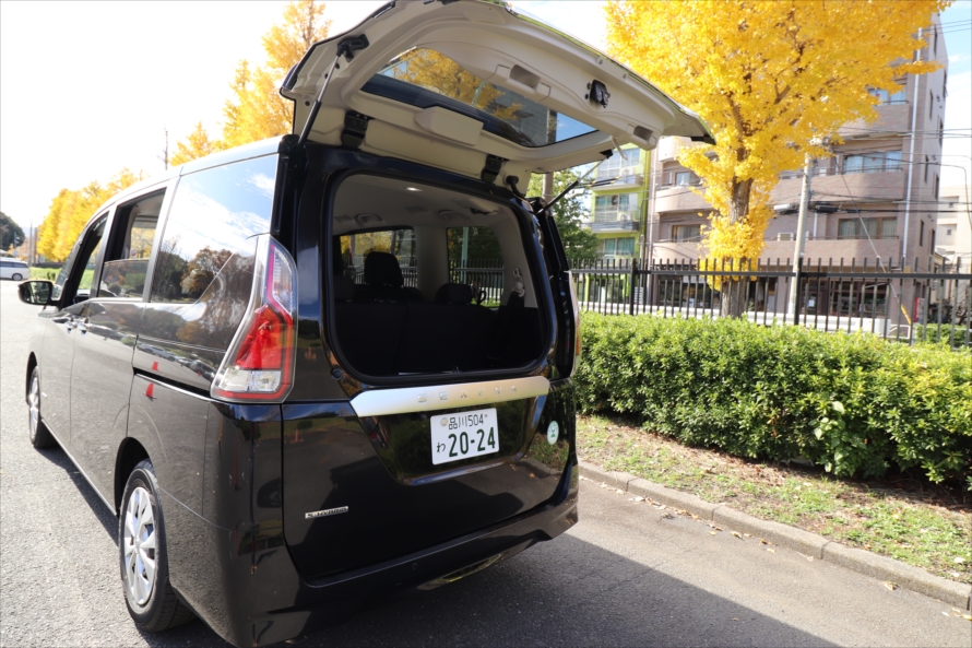 バックドアは全開だけでなく、上部だけを開けるハーフオープンも可能。後ろに空間のない狭い駐車場で便利な機能