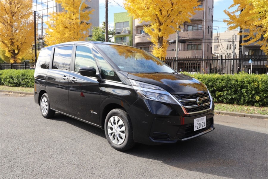 「セレナ」は大きな窓とスリムなフロントピラー(柱)で視界が広く、開放的で運転もがしやすい