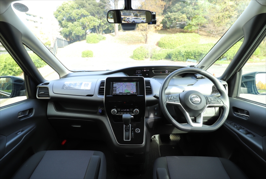 開放感たっぷりの運転席まわり。デジタル式のメーターも見やすい