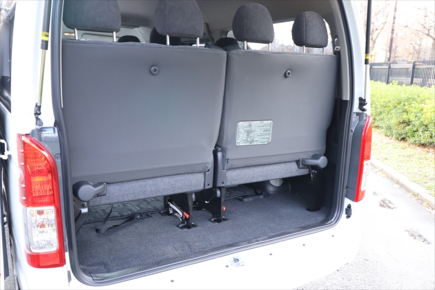 4列目のシートを使用すると、荷室に荷物はほとんど載らない