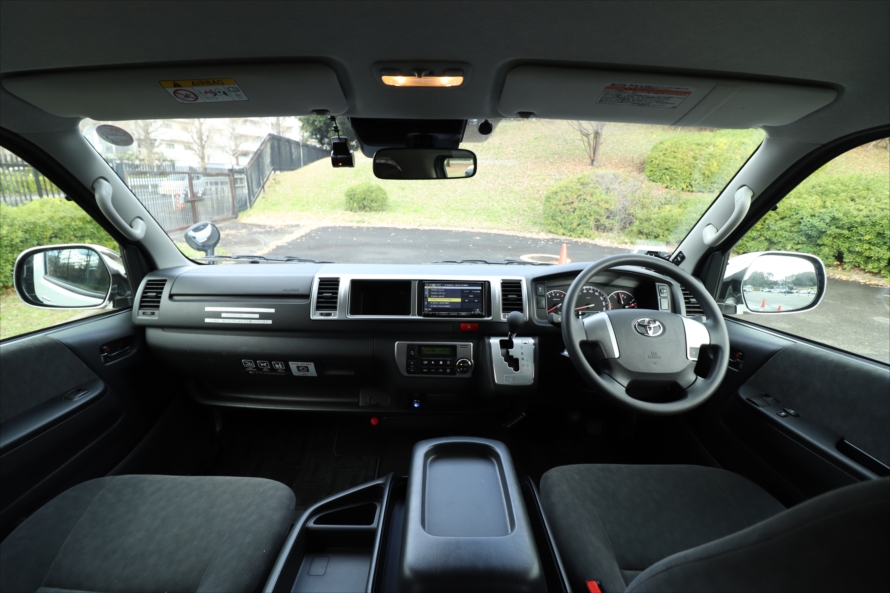 目線は、RAV4より高い。シートとシートの間に大きな収納がある