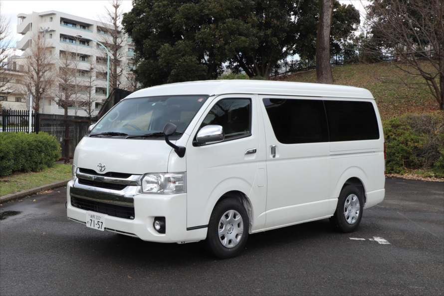 全長：4,840 mm×全幅1,880 mm×全高2,105 mm。高さが2mを超えるので立体駐車場の高さ制限に注意