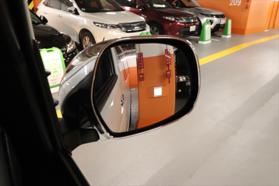 内輪差が大きいので右左折時や駐車時は、巻き込み事故に注意