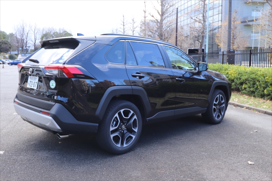  大きなドアミラーのおかげで、駐車などもしやすい。バックモニターも装備 