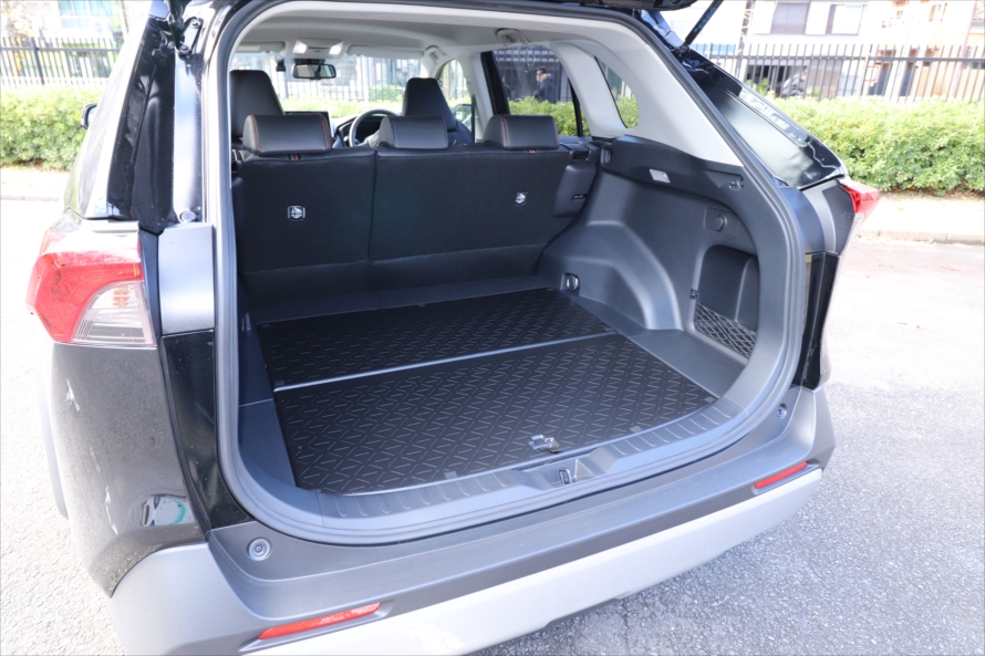 高さがあって広い荷室。デッキボードは樹脂製なので、汚れてもすぐに拭くことができる