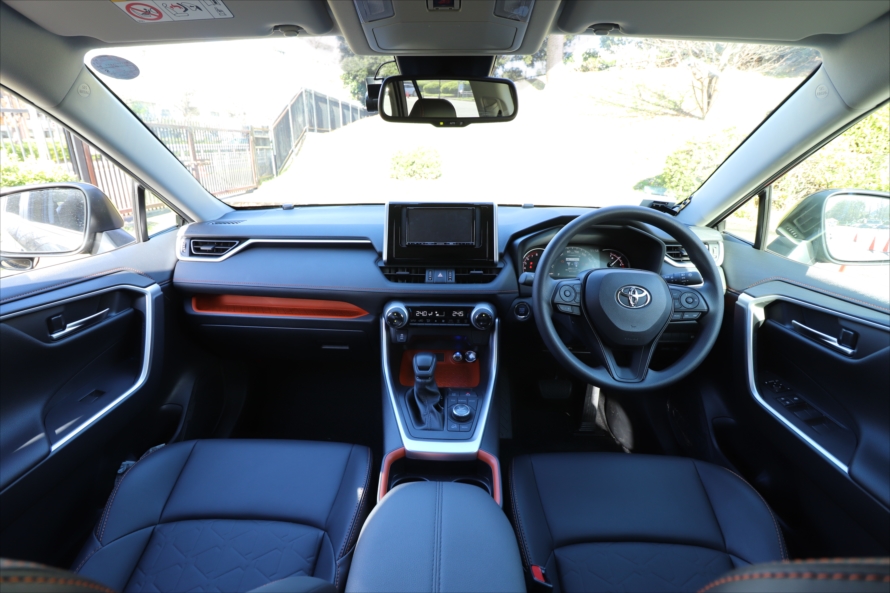  オレンジのアクセントがお洒落な内装。運転席からボンネットが見えるため、車幅感覚がつかみやすい 