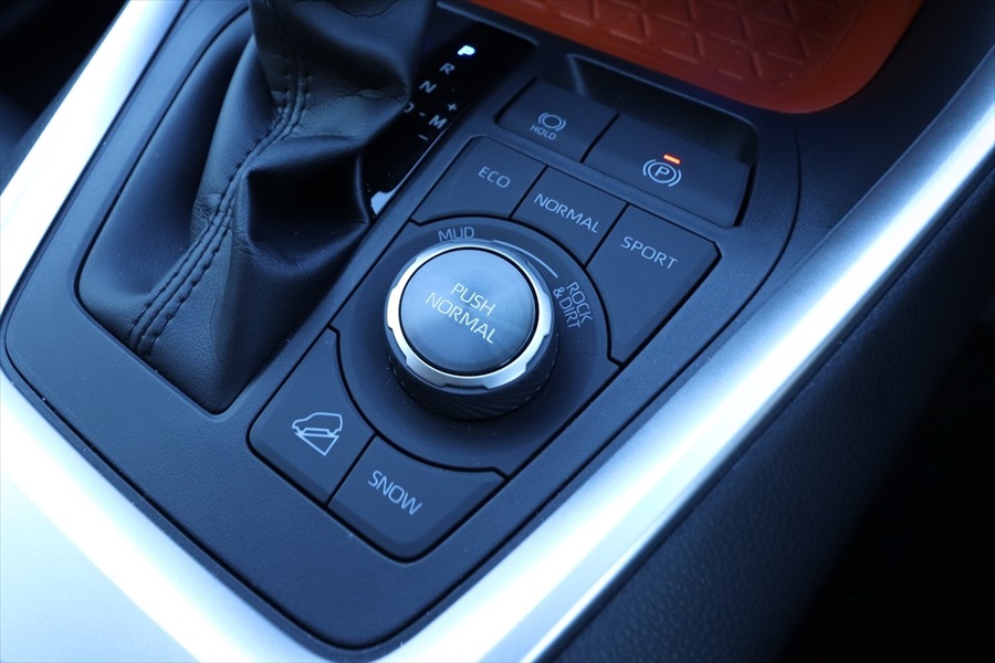 「RAV4」ではオフロード走行用のドライブモード切り替えダイヤルも付く